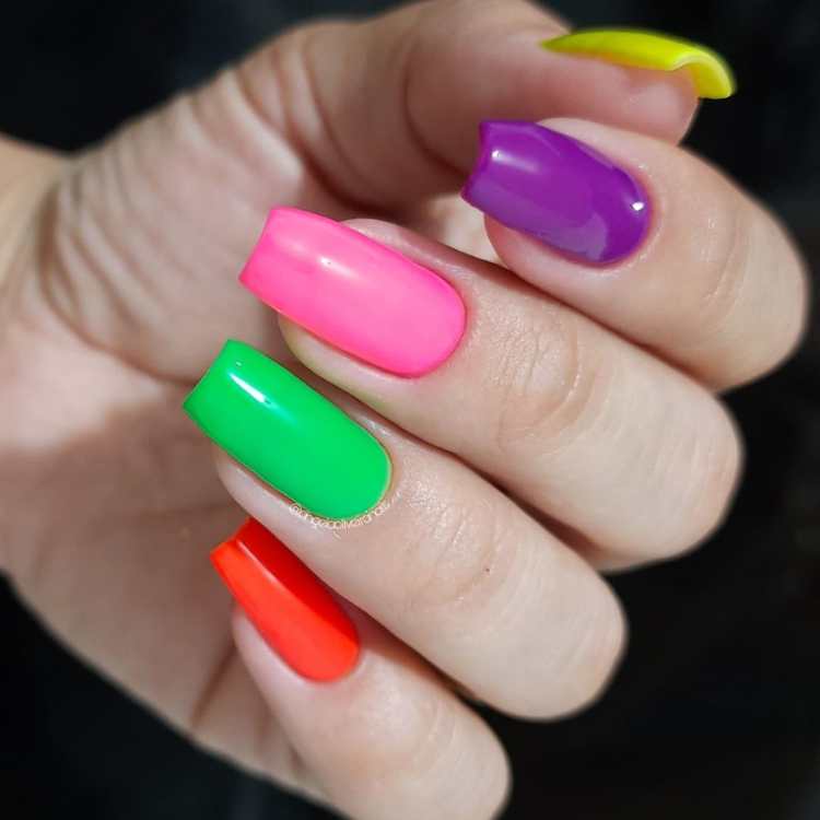 Unhas coloridas para o Carnaval.