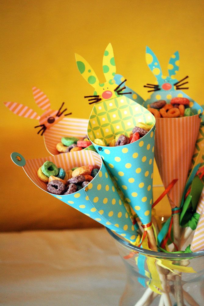 Cones coloridos de doces decorados com coelhos