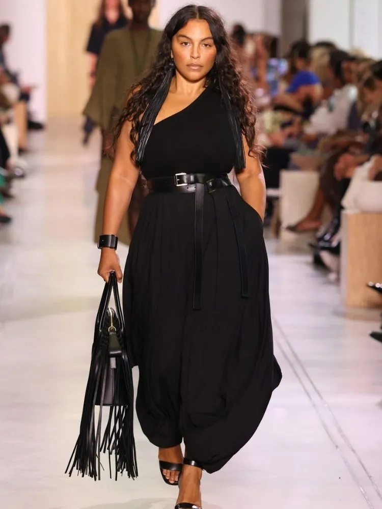 Foto de modelo na passarela segurando bolsa de franjas, uma das tendências da Semana de Moda de Nova York 2025