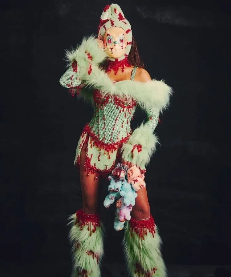 Foto de Anitta usando look de Labubu, uma das tendências de fantasias para o Halloween 2025