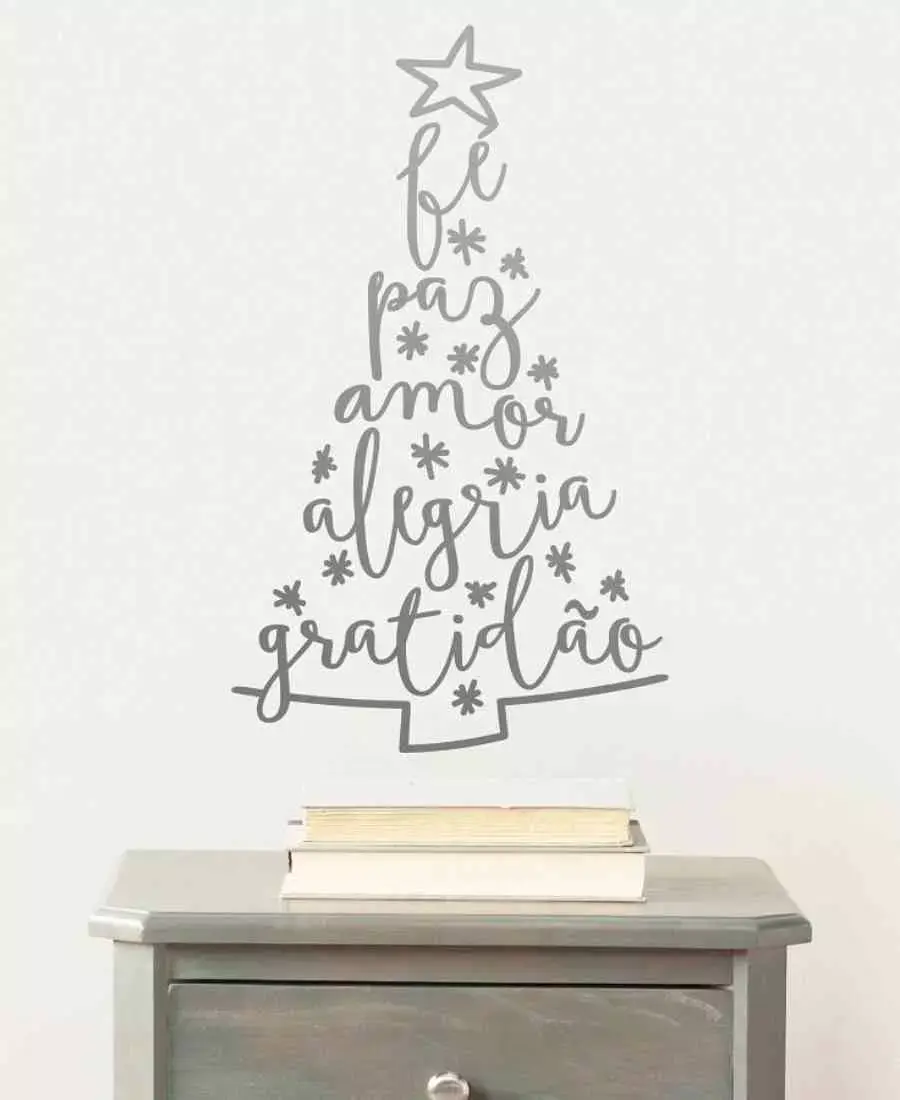 Foto de árvore de natal de adesivo na parede. 