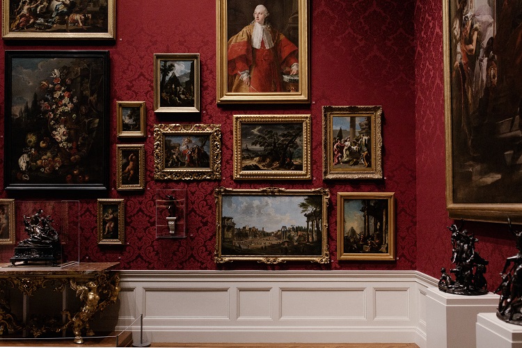 parede com obras de arte expostas