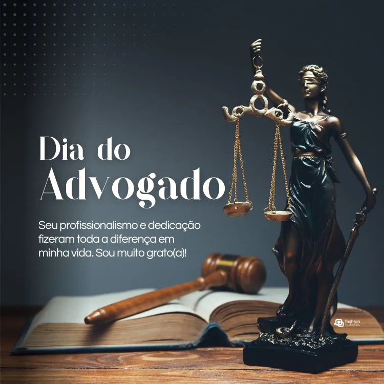 Mensagem para parabenizar profissional da advocacia escrita em fundo cinza com estátua da deusa Themis sob superfície de madeira com livro e martelo