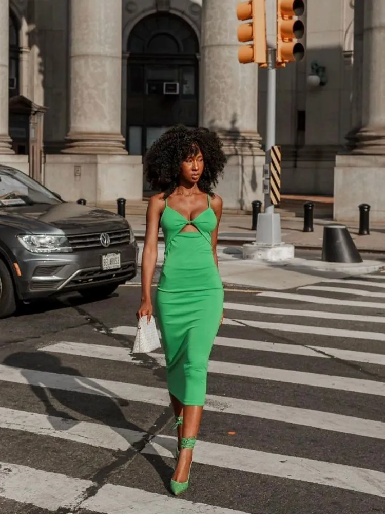Mulher usando vestido verde recortado para casamento