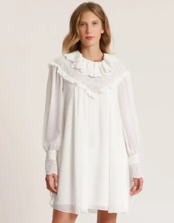 Modelo veste vestido baby doll branco