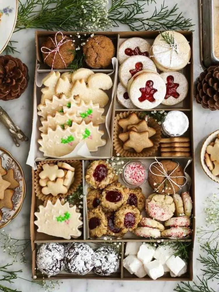 Caixa com divisórias com doces temáticos natalinos 