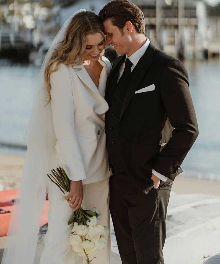 Noivo de terno e noiva de terninho branco para mini wedding