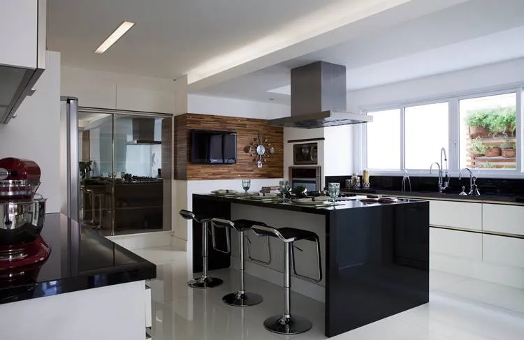 Cozinha americana grande com ilha