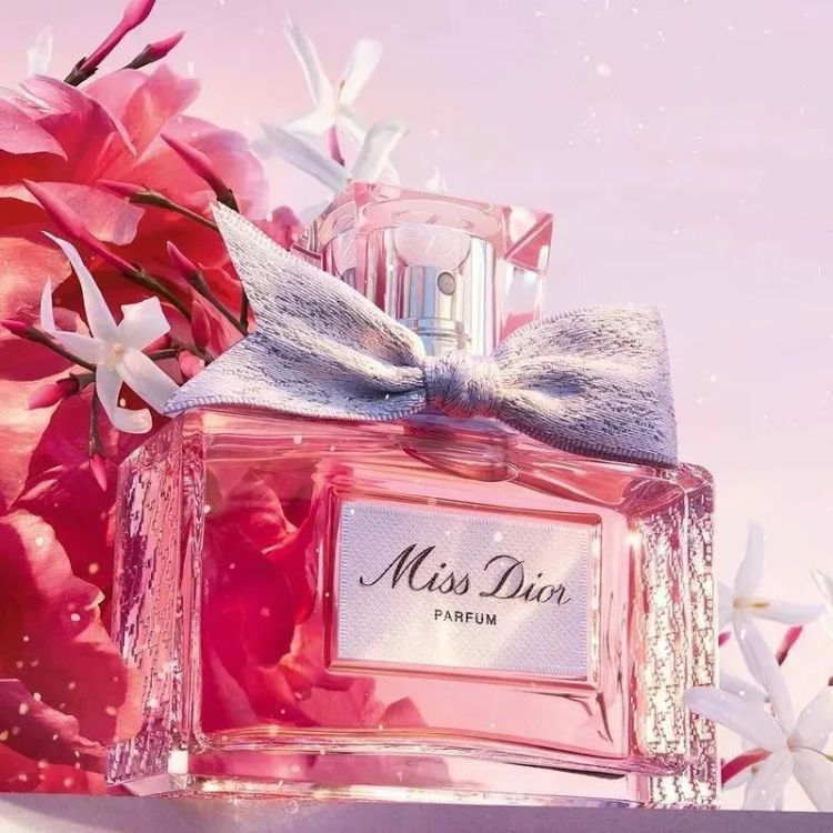 Frasco Miss Dior com flores rosas atrás 
