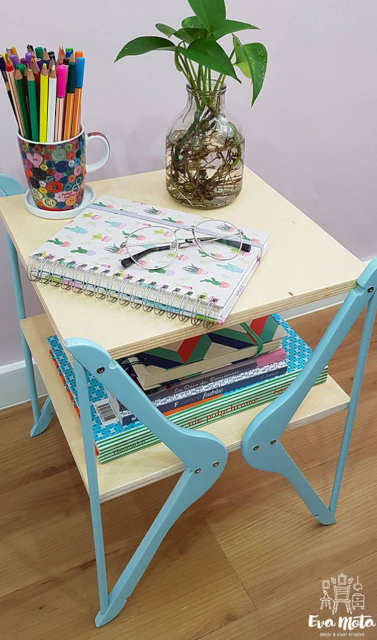 Cabides azuis são apoio para mesa.