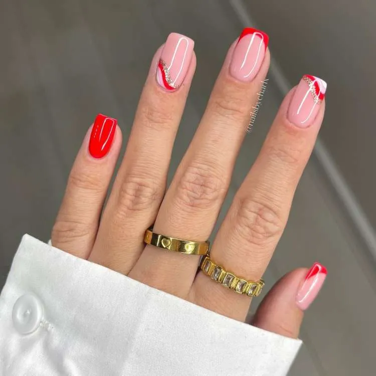 Unhas vermelhas decoradas, nude com ondas rosa, branco e dourado, e francesinha