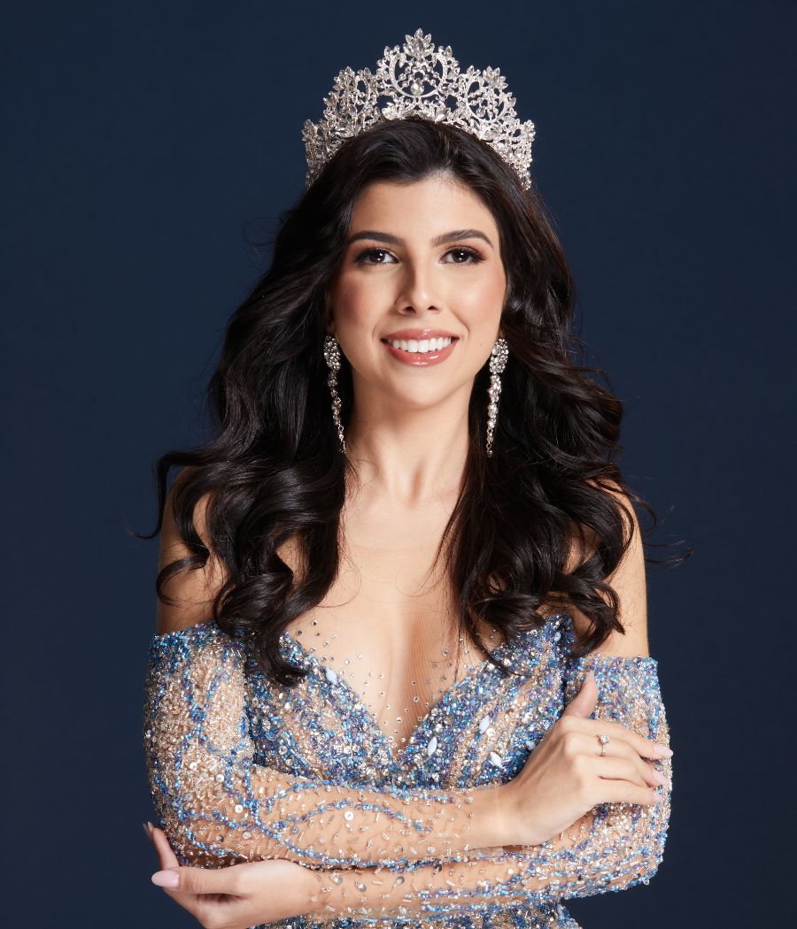 A Miss Plano Piloto posta com vestido prata e coroa
