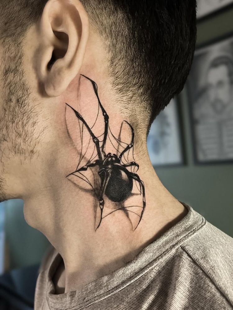 Homem com tatuagem 3D de aranha no pescoço 
