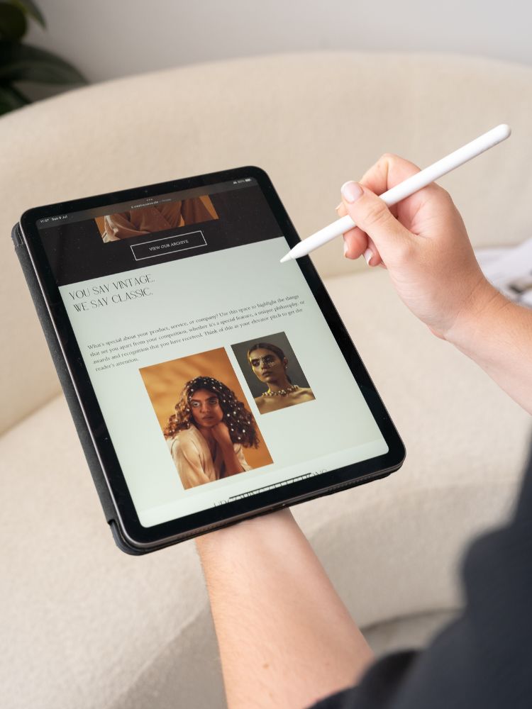 Pessoa de pele clara mexendo em tablet com apresentação de uma mulher de pele negra