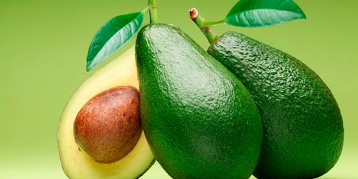 Três Abacates sobrepostos com fundo verde