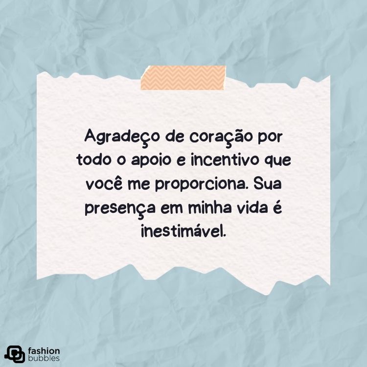 Cartão virtual de fundo azul amassado, com papel rasgado e frase "Agradeço de coração por todo o apoio e incentivo que você me proporciona. Sua presença em minha vida é inestimável."