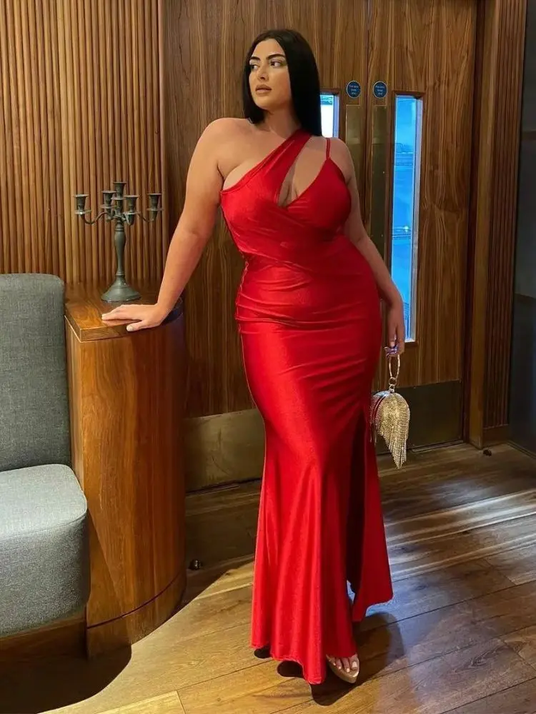 Mulher usando roupa vermelha para o Natal: vestido de cetim longo com recortes