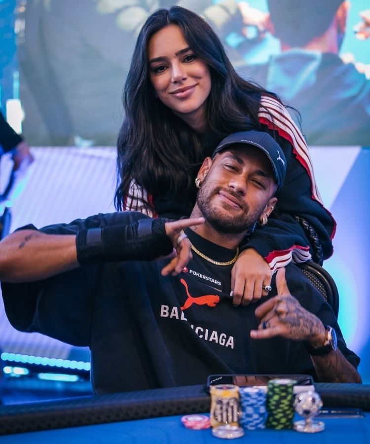 Foto de Neymar no Campeonato Brasileiro de Poker ao lado da esposa Bruna Biancardi
