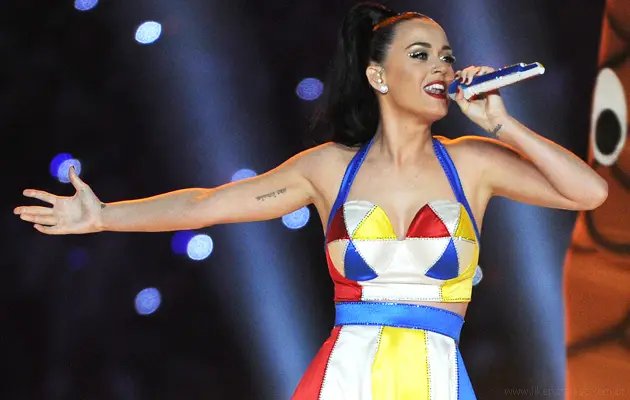 Cantora Kate Perry com uma roupa colorida em um show