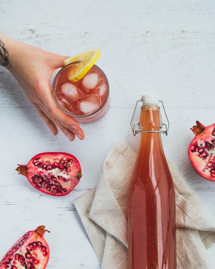 Copo com gelo e kombucha.