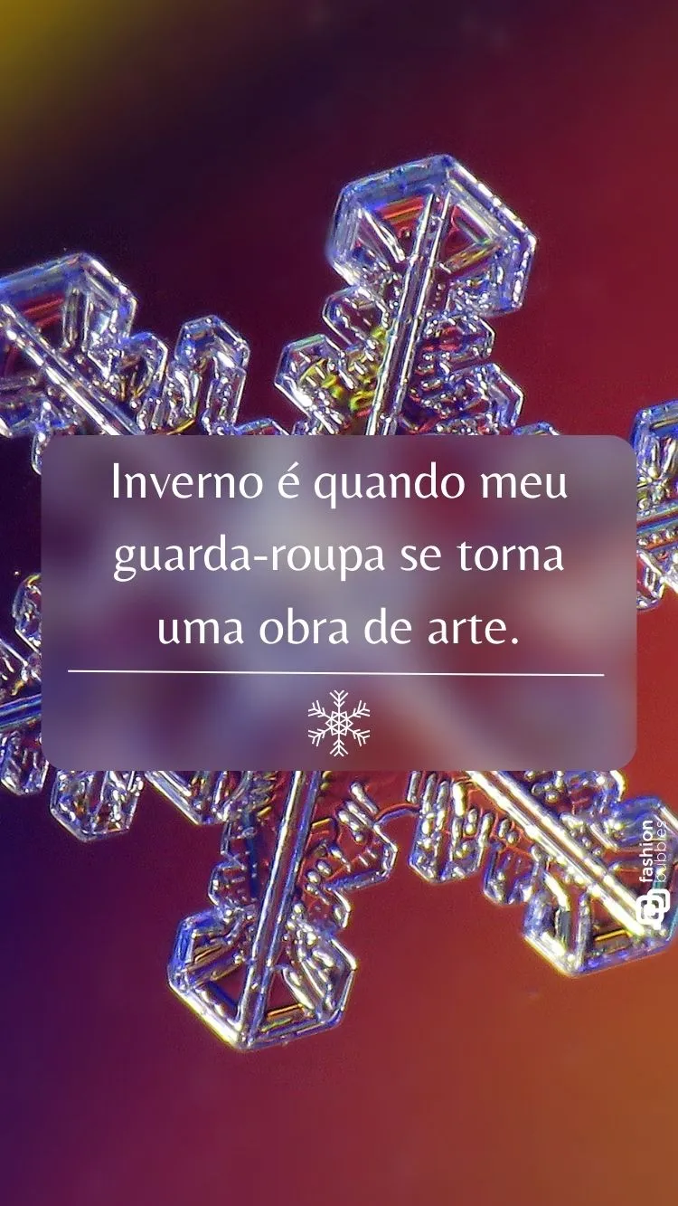 A imagem mostra um floco de neve detalhado e simétrico, com padrões de gelo que refletem a luz. O fundo desfocado em tons de roxo e rosa realça o brilho. O texto sobreposto diz: “Inverno é quando meu guarda-roupa se torna uma obra de arte”, evocando legendas de inverno.


