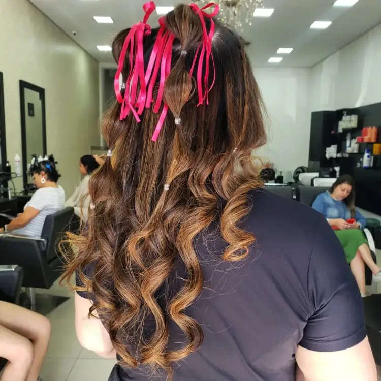 cabelo castanho com trança bolha e fitas rosas