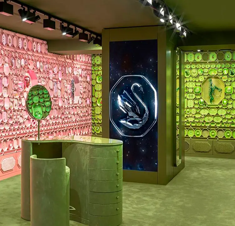 Layout de dentro de uma das novas lojas da Swarovski. Com paredes cheias de formas e cores, mas sem muita mobília.