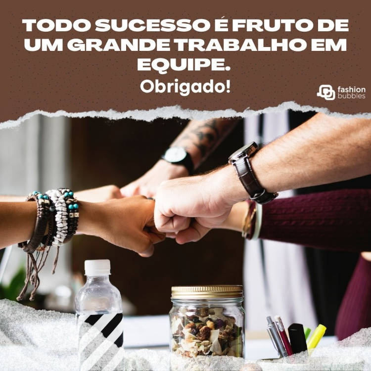Todo sucesso é fruto de um grande trabalho em equipe. Obrigada! Foto de cinco pessoas dando soquinho e frase "Todo sucesso é fruto de um grande trabalho em equipe. Obrigada!"