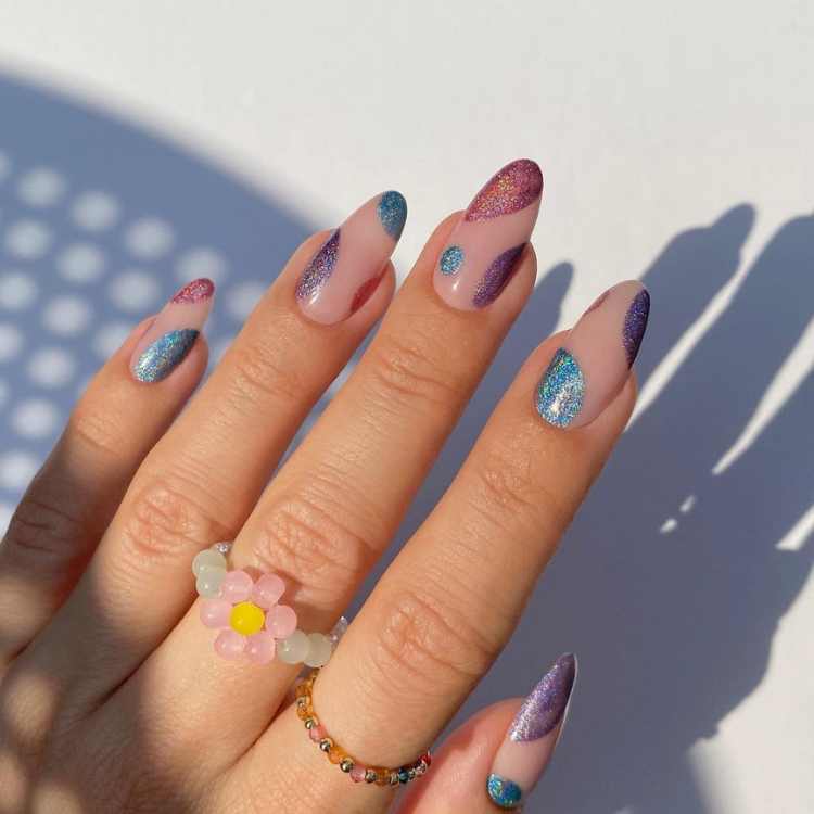 Unha decorada com glitter para o Carnaval.
