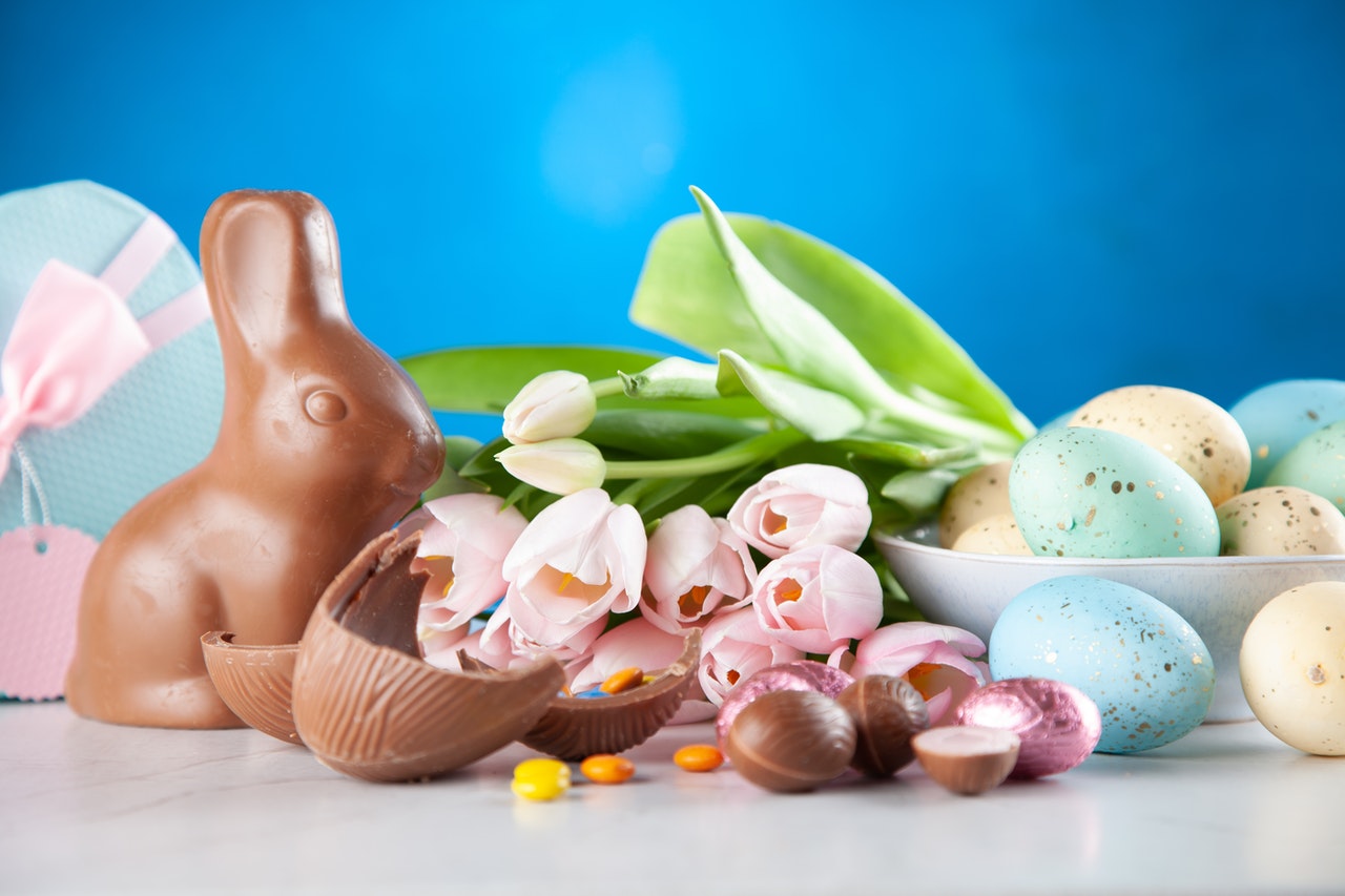 Ovos e coelho de Páscoa.