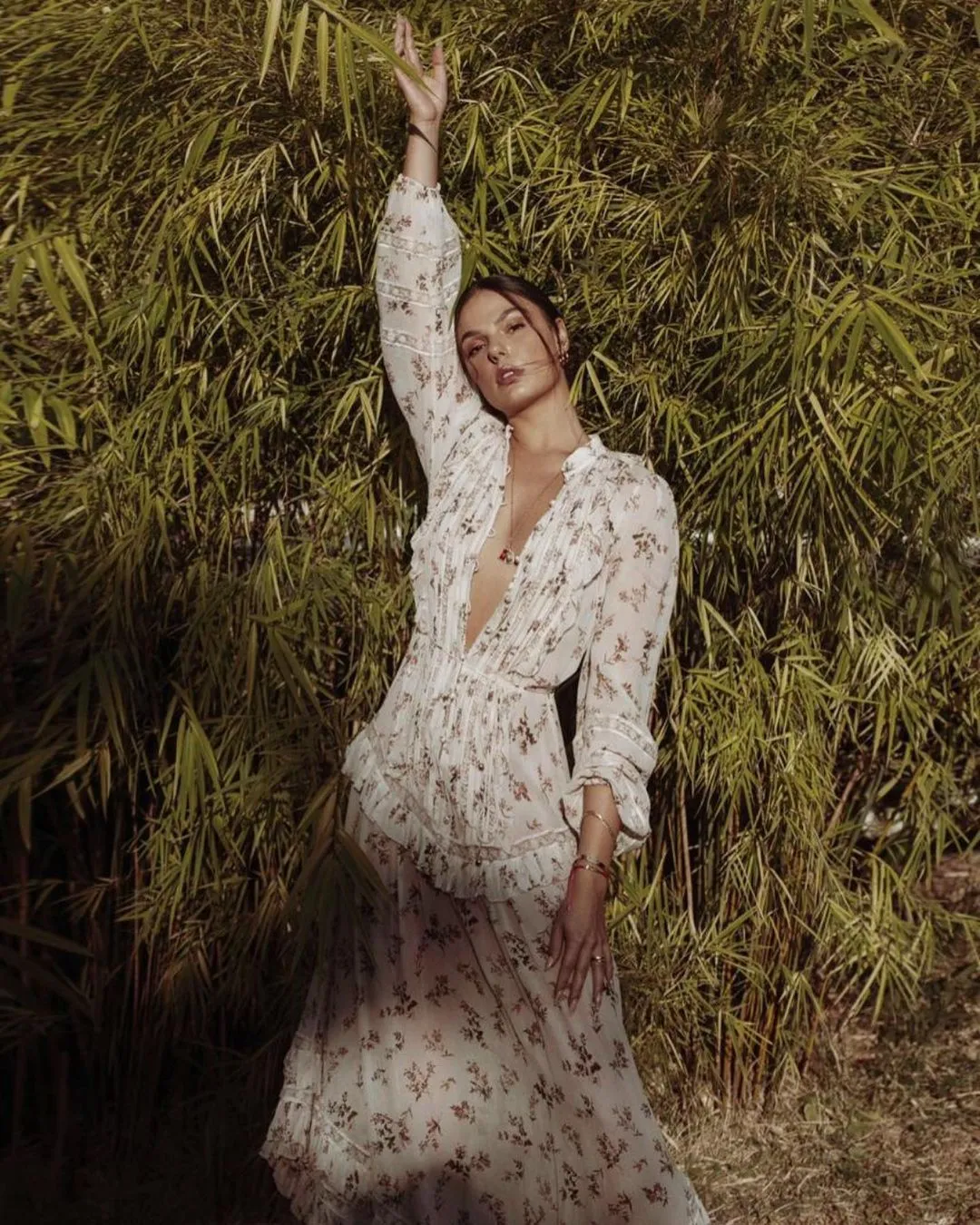 Isis Valverde de vestido branco cottagecore