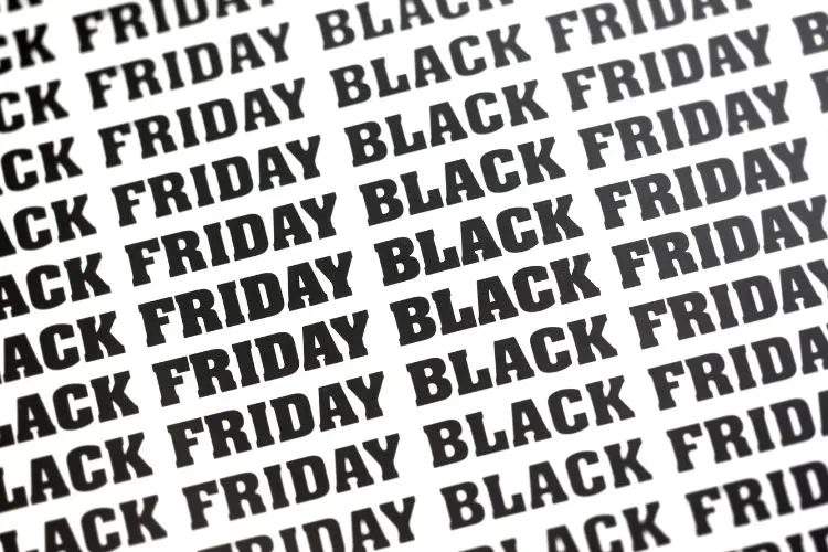 A imagem apresenta repetidamente as palavras "BLACK FRIDAY" em letras maiúsculas pretas sobre um fundo branco. As palavras estão dispostas em linhas diagonais, criando um padrão contínuo e dinâmico. O contraste entre o preto e o branco destaca a mensagem, associada a promoções e descontos.


