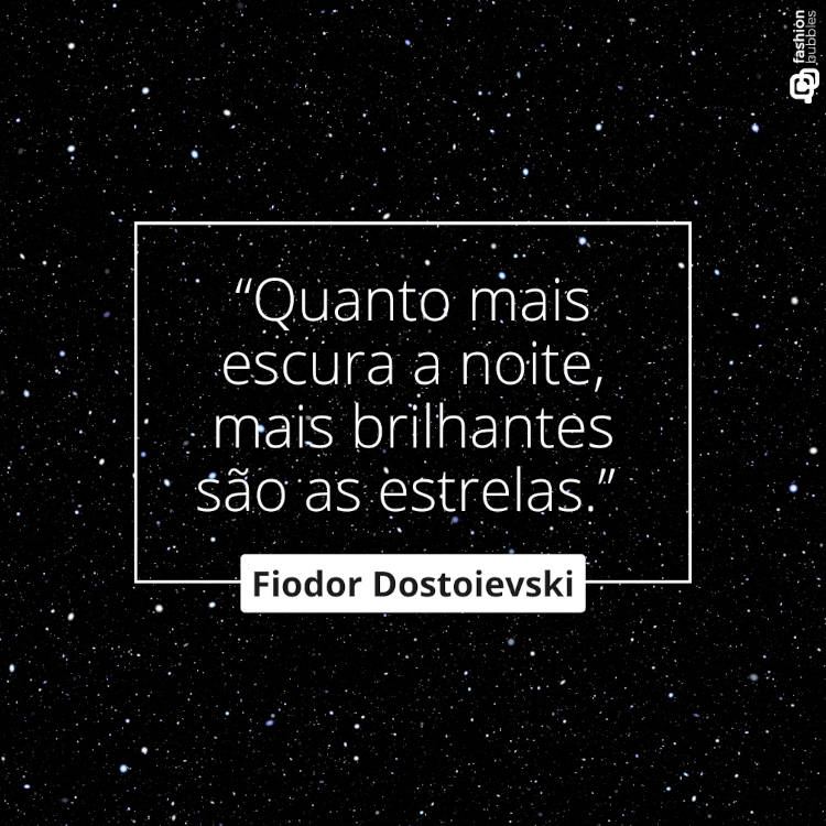 Frase sobre estrelas: "“Quanto mais escura a noite, mais brilhantes são as estrelas.” (Fiodor Dostoievski)"