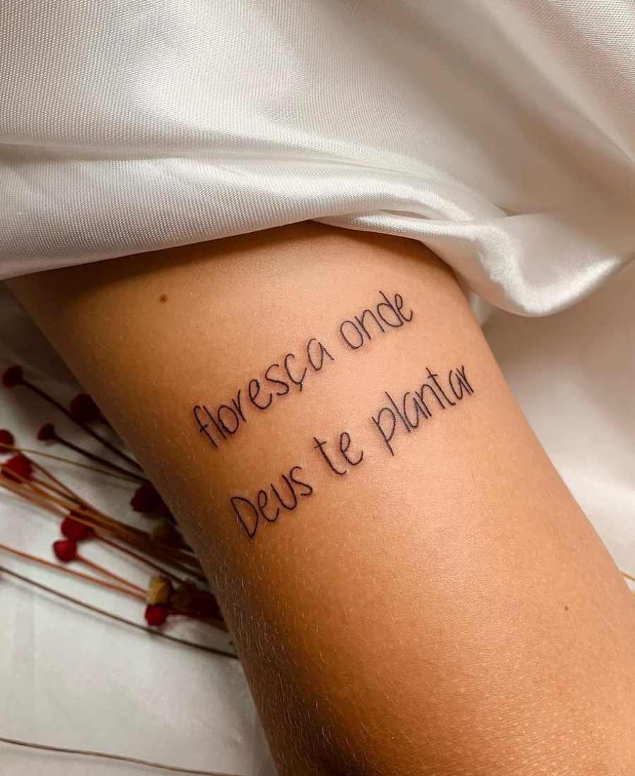 Foto de tatuagem frase religiosa.