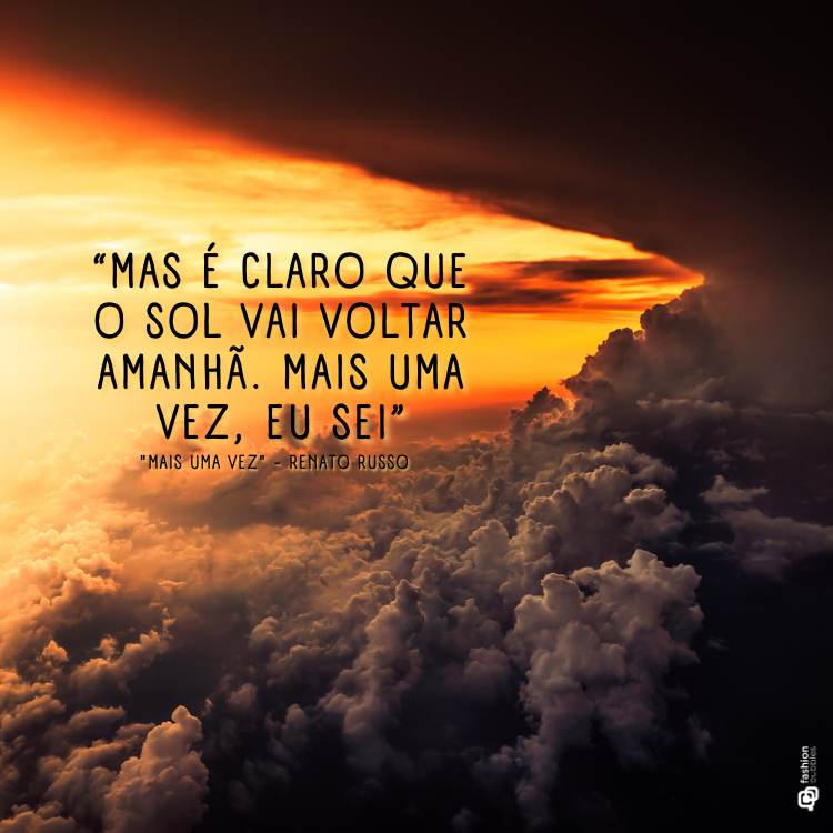 Frases de coragem escrito em foto de céu do alto no entardecer com nuvens