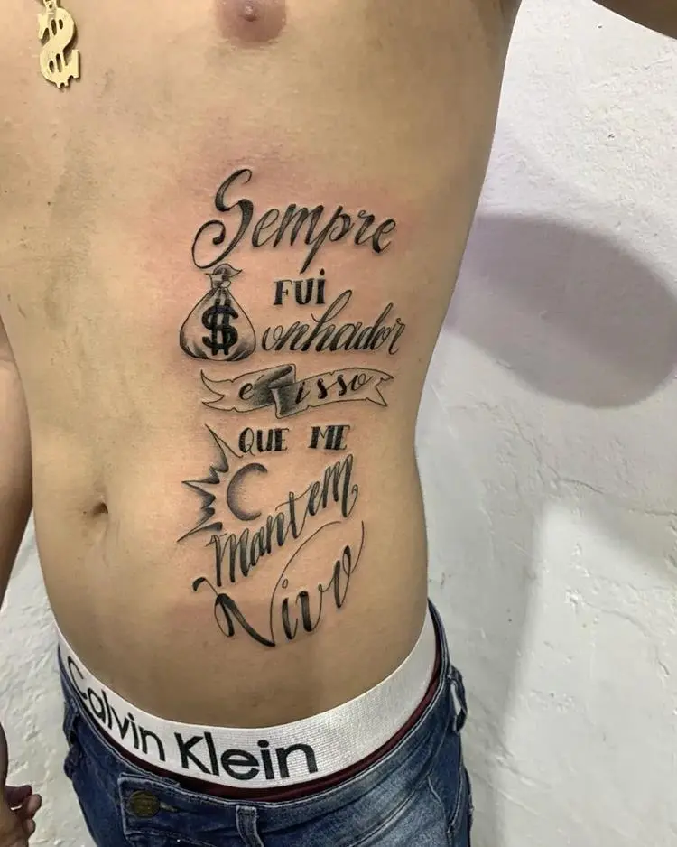 tatuagem escrita Sempre fui sonhador, é isso que m emantem vivo na costela