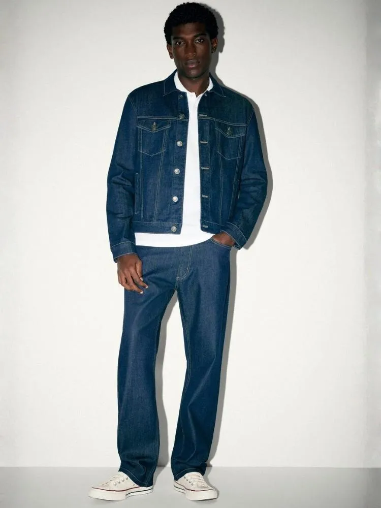 Foto de modelo usando jaqueta e calça jeans de moda sustentável da Riachuelo