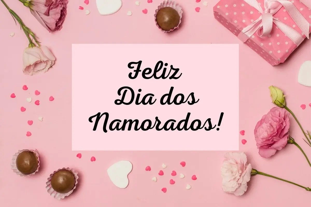 Cartão virtual de fundo rosa com flores, corações, presentes e frase "Feliz Dia dos Namorados"