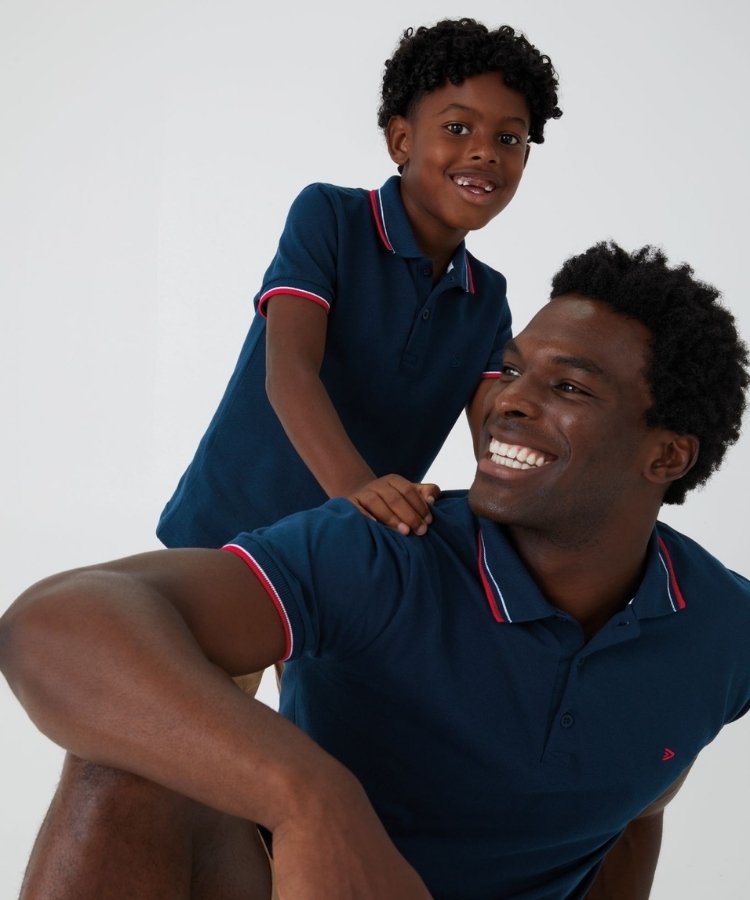 Foto de pai e filho usando looks coordenados na campanha de Dia dos Pais da Malwee