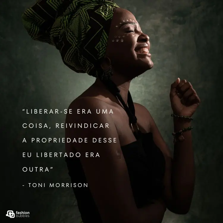 Frases de mulheres empoderadas escritas sobre a foto de uma mulher negra com turbante, em um fundo cinza.

