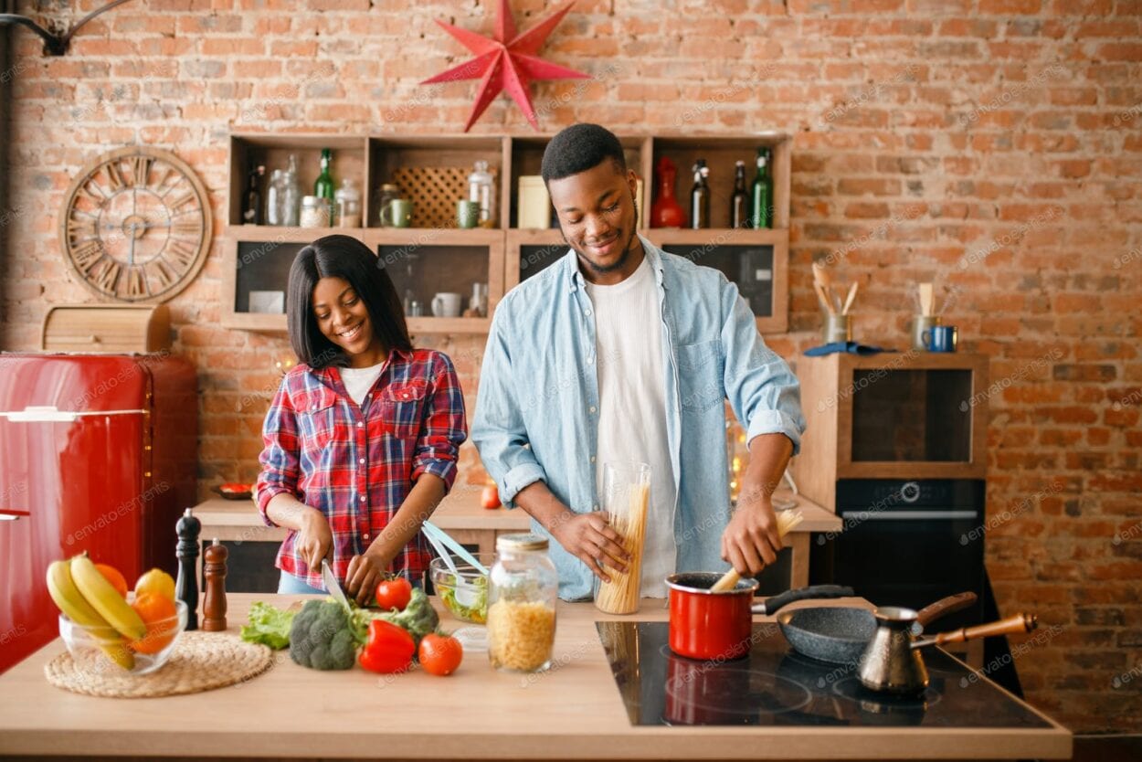 Casal cozinhando em cozinha