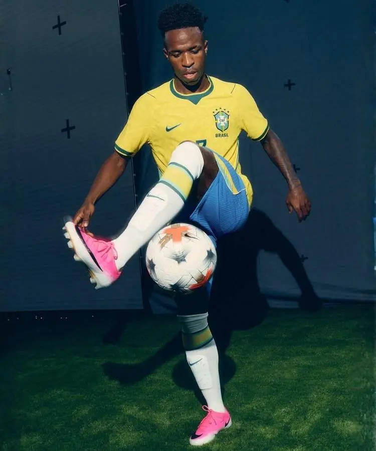 Vini Jr usando chuteira rosa da Nike na Copa do Mundo FIFA 2026