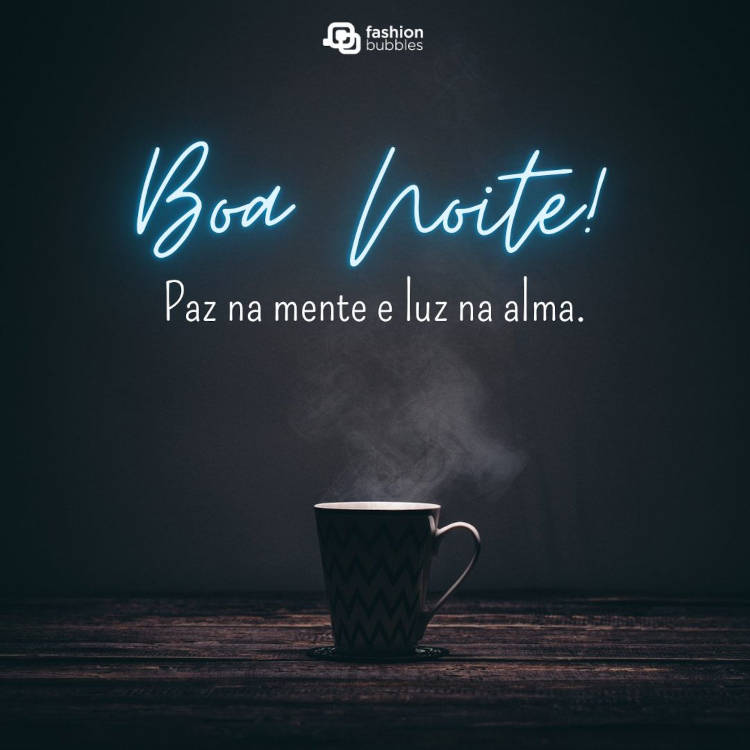 Foto de caneca saindo fumaça sob mesa de madeira e frase "Boa noite! Paz na mente e luz na alma."