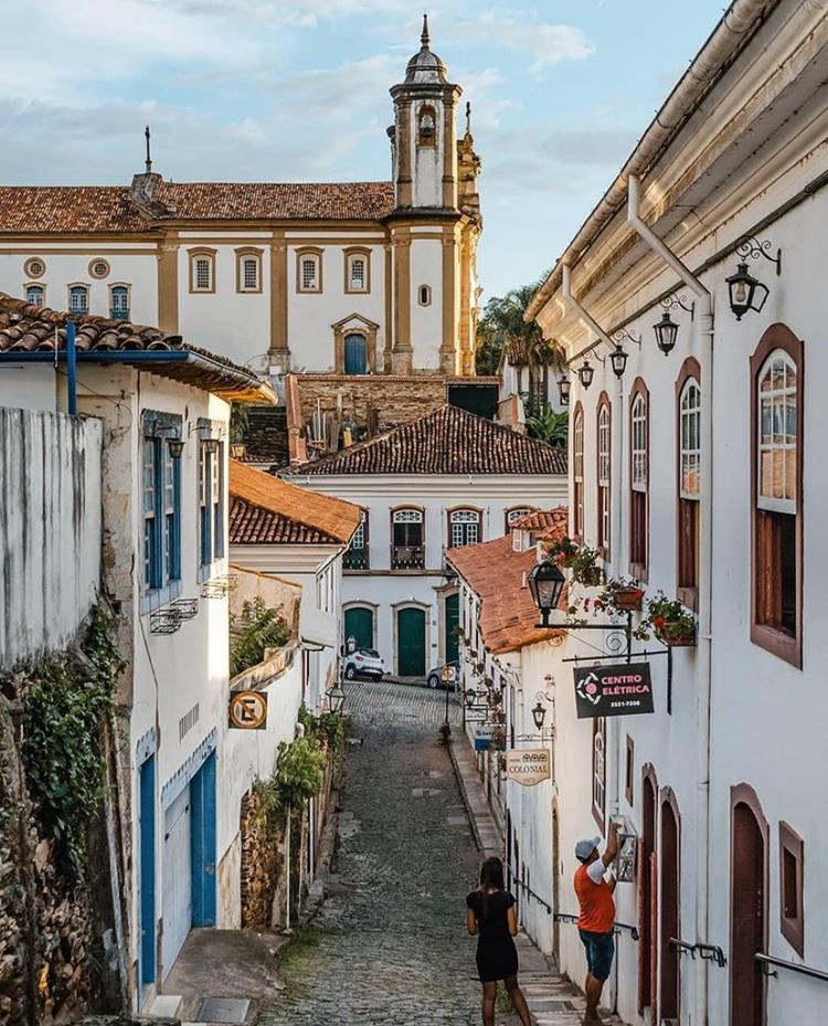 Foto da cidade de ouro preto, com construções antigas