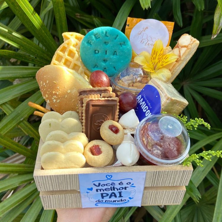 Cesta de madeira com doces artesanais e mensagem de Dia dos Pais