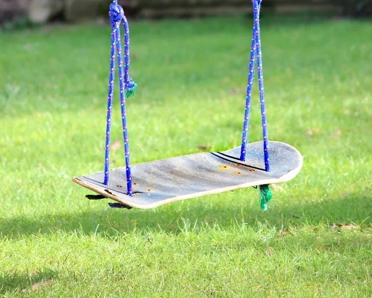 Upcycling: skate velho usado como balanço. Foto de skate velho como balanço.