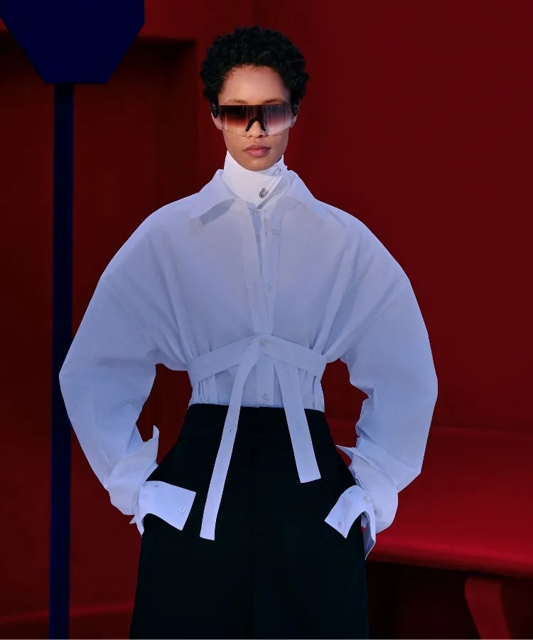 Modelo usando look da coleção da Renner em parceria com a FRANCESCA