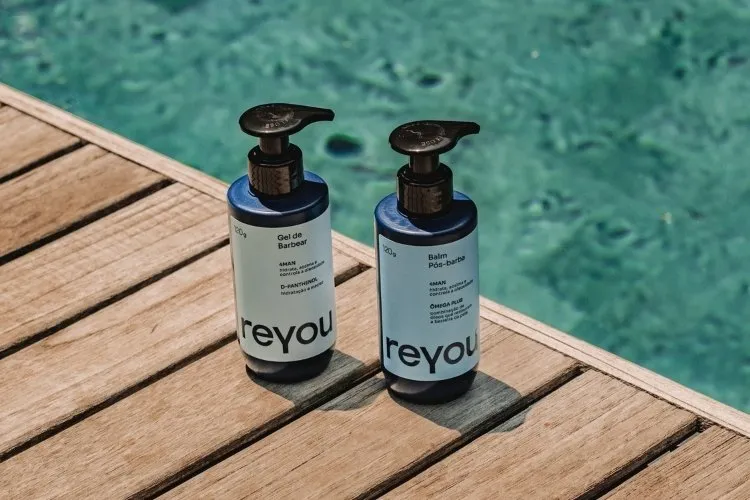 Foto de produtos para barba da marca reyou® em deck ao lado de piscina