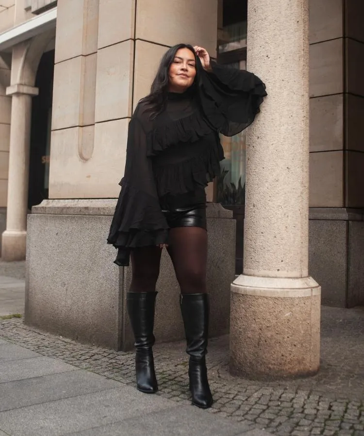 Mulher usando look com meia-calça all black