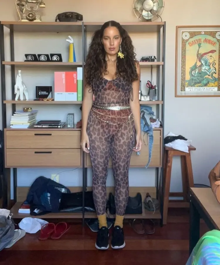 Mulher usando look selva chic com macacão de oncinha, uma das tendências de Carnaval 2026